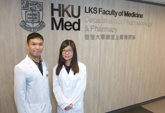 港大醫學院藥理及藥劑學系助理教授張正龍博士（左）及博士後研究員成楚頴博士（右）。